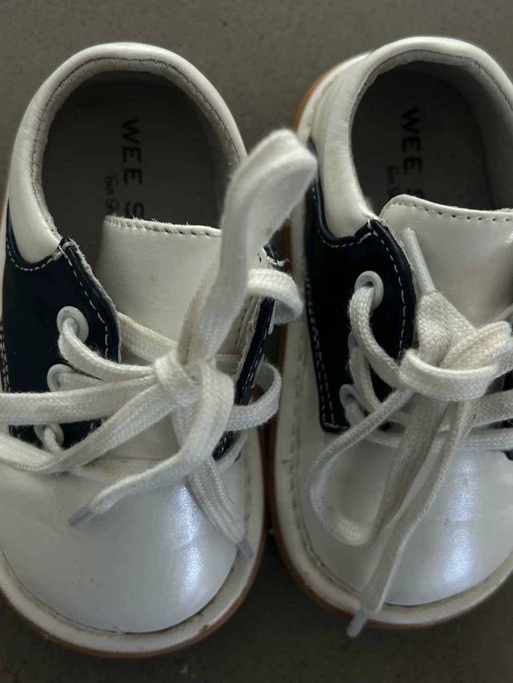 6/22 Wee Squeak Kids White and Navy Lace-Up Saddle Shoes EUC Oxfords